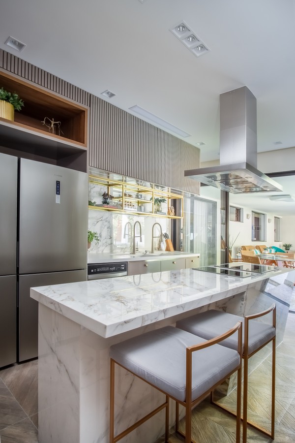 Com Tampo de Mármore e Suporte Dourado: Glamour e Refinamento - ideia