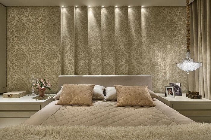Quarto Pequeno Elegante com Toques de Dourado - detalhe