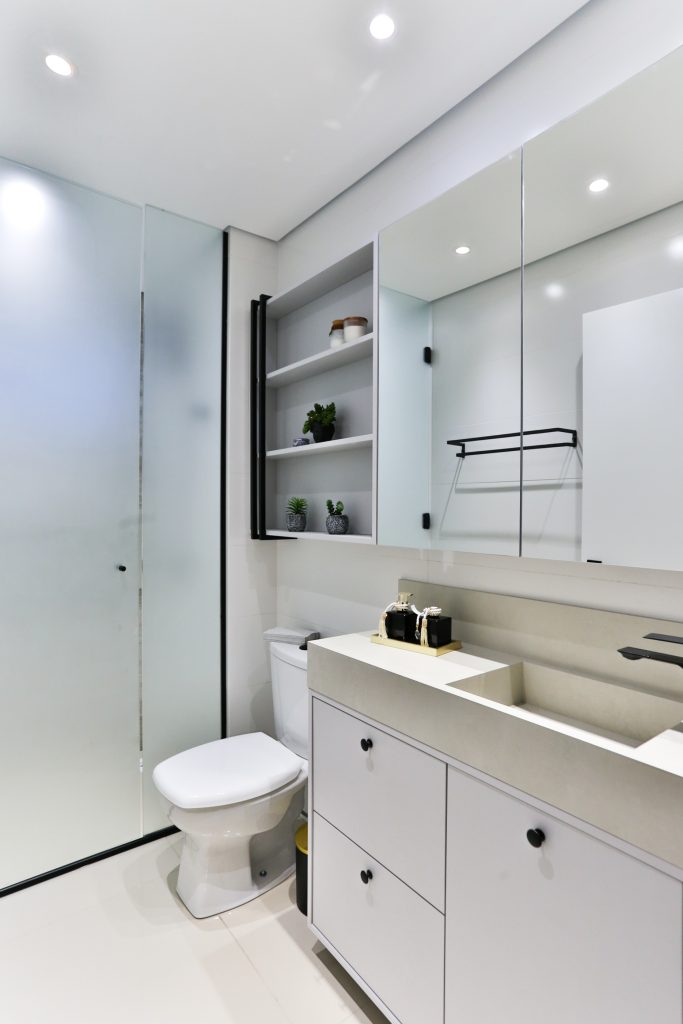 Banheiro Clean: Revestimento Branco Total e Detalhes em Vidro - inspiração