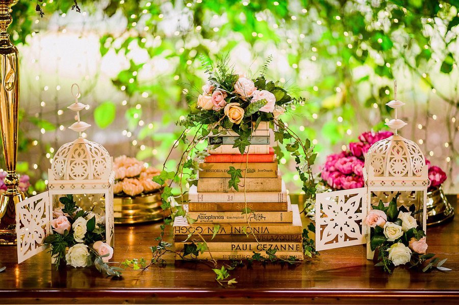 Decoração Romântica e Vintage com Livros e Flores Secas - ideia