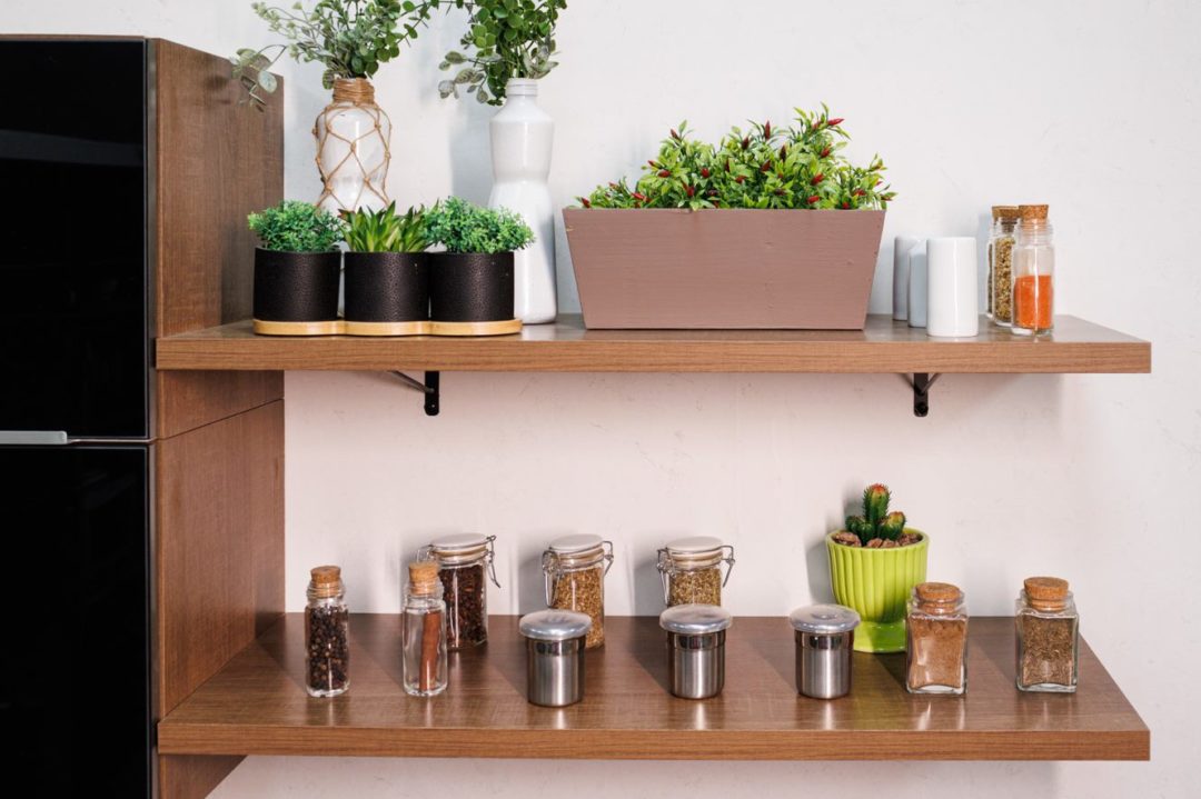 Organização Vertical: Prateleira Escada para Otimizar Espaços Pequenos - detalhe