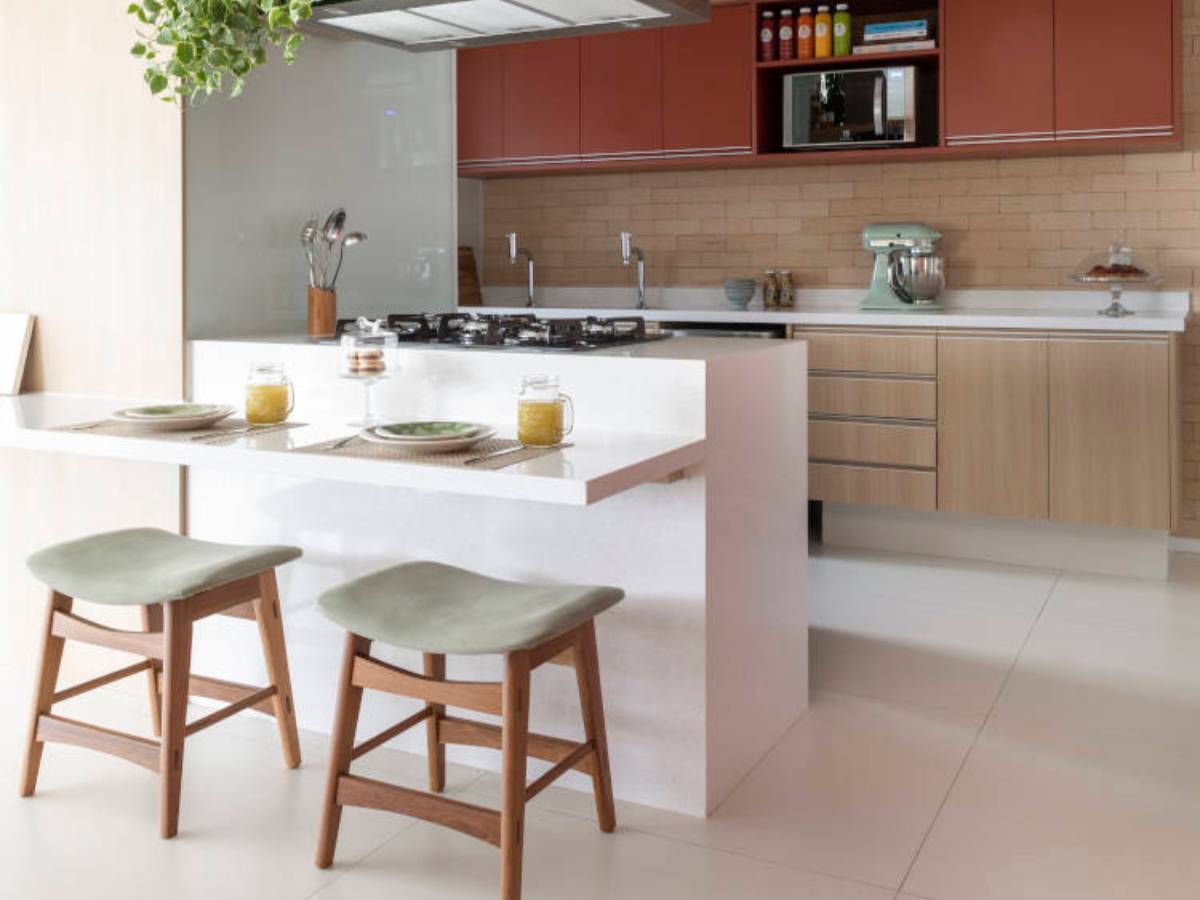 Bancada Multifuncional com Nichos e Prateleiras: Organização e Estilo - inspiração