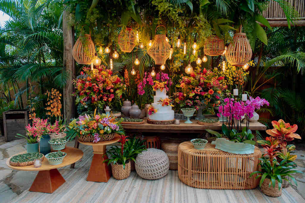Decoração Vibrante com Bandeirinhas Coloridas e Flores Tropicais - inspiração