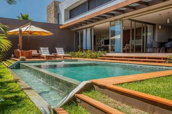 Fonte Integrada a Piscina com Borda Infinita e Deck Molhado - inspiração