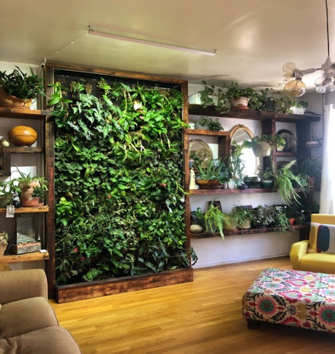 Natureza em Casa: Decoração de Quarto com Jardim Vertical - ideia