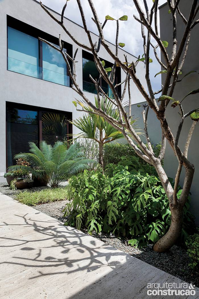 Com Seixos e Vasos de Cimento: Contraste Urbano e Natural - ideia