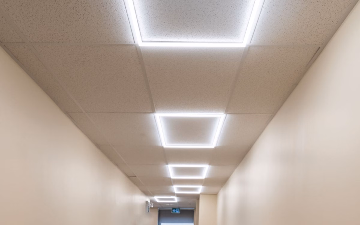 Teto Rebaixado em Pladur com Spots Embutidos: Iluminação Estratégica e Moderna - detalhe