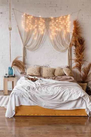 Boho Chic: Cama Suspensa com Macramê e Almofadas Coloridas - ideia