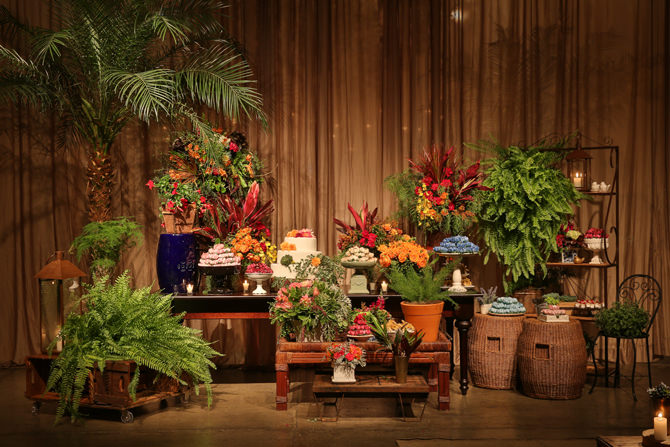 Decoração Vibrante com Bandeirinhas Coloridas e Flores Tropicais - detalhe