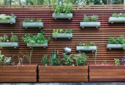 Horta Vertical Compacta com Temperos Frescos - inspiração