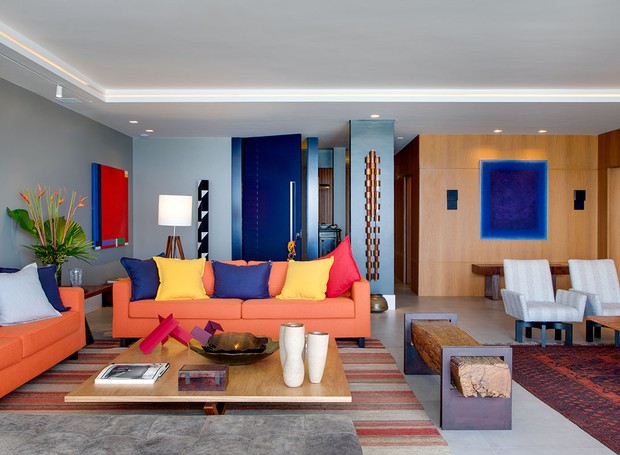 Sofá Suspenseso com Almofadões Coloridos: Alegria e Leveza na Decoração - inspiração