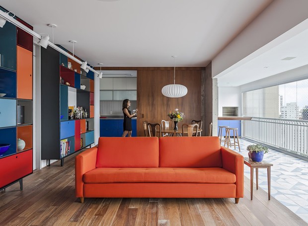 Sofá Suspenseso com Almofadões Coloridos: Alegria e Leveza na Decoração - ideia