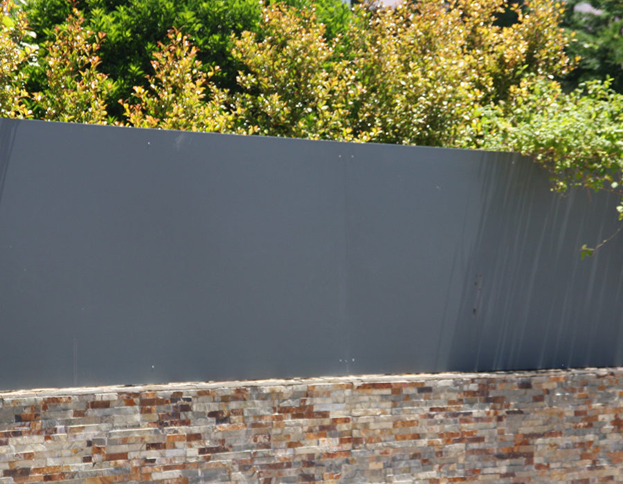 Estilo Industrial: Vedação com Chapas de Aço Galvanizado - inspiração