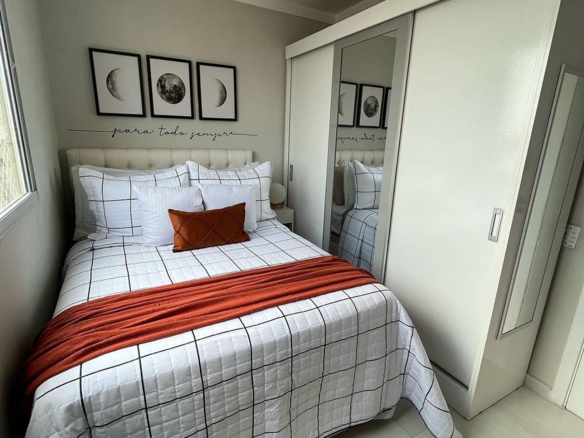 Quarto Pequeno e Personalizado com Galeria de Fotos - inspiração