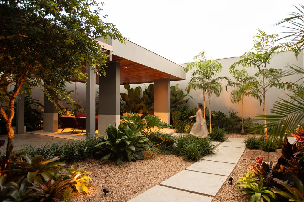 Elegância Campestre: Dálias e Crisântemos em Jardineiras de Madeira - inspiração