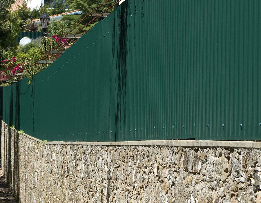 Estilo Industrial: Vedação com Chapas de Aço Galvanizado - detalhe