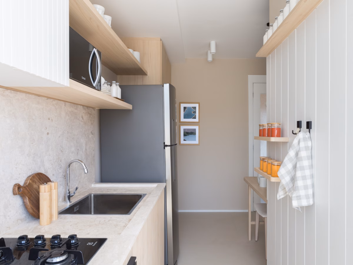 Cozinha Pequena com Prateleiras Aéreas: Mais Espaço, Mais Estilo! - ideia