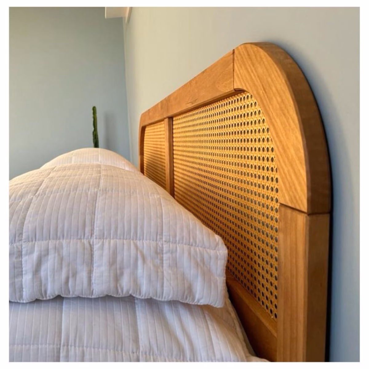 Cabeceira de Ferro e Palha Indiana: Um Toque Natural e Texturizado - detalhe