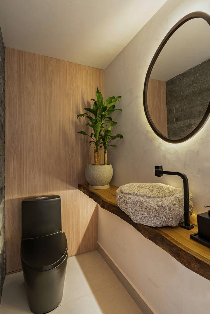 Banheiro com Toque Natural: Revestimento de Bambu e Detalhes em Madeira - ideia