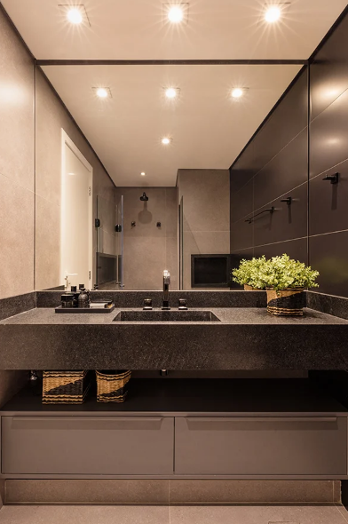 Banheiro Elegante: Mármore e Detalhes em Preto - detalhe