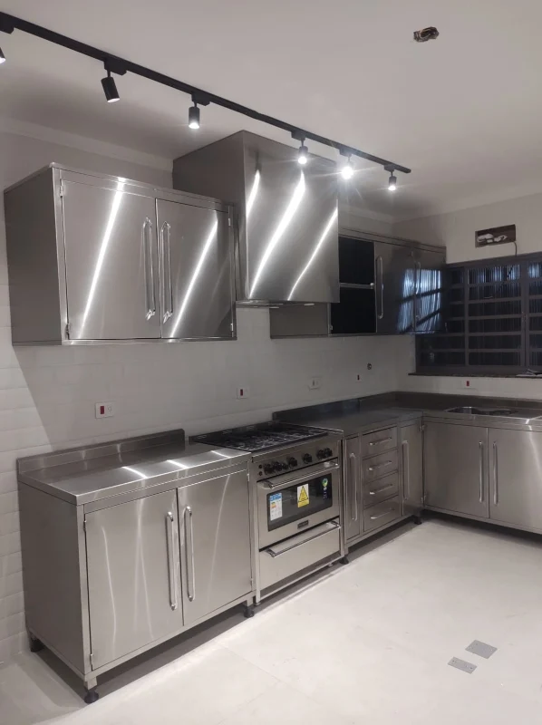 Cozinha Industrial com Armários de Metal: Atitude e Praticidade! - ideia