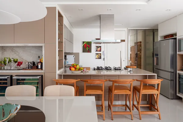 Cozinha com Península e Cores Vibrantes: Alegria e Personalidade - ideia