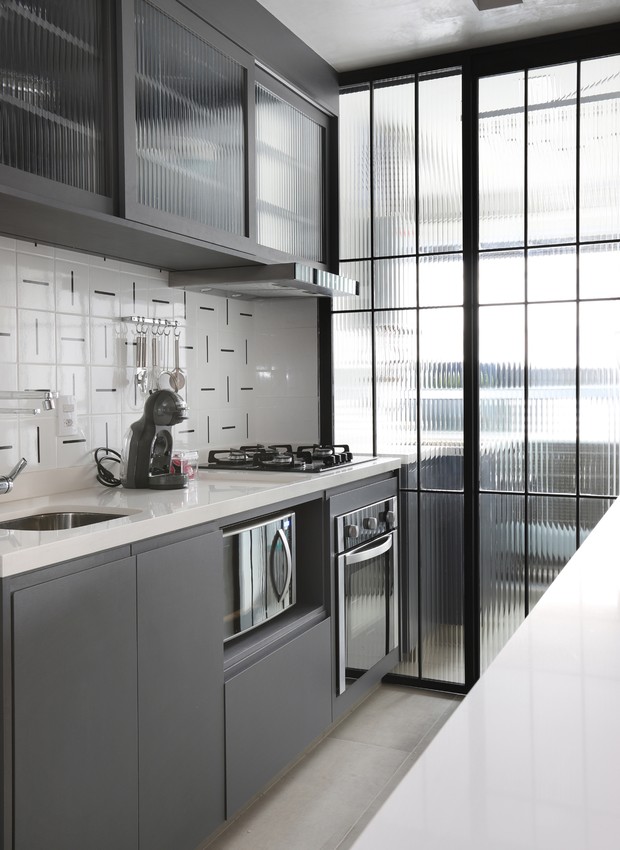 Com Detalhes em Serralheria Preta Para um Toque Industrial - detalhe