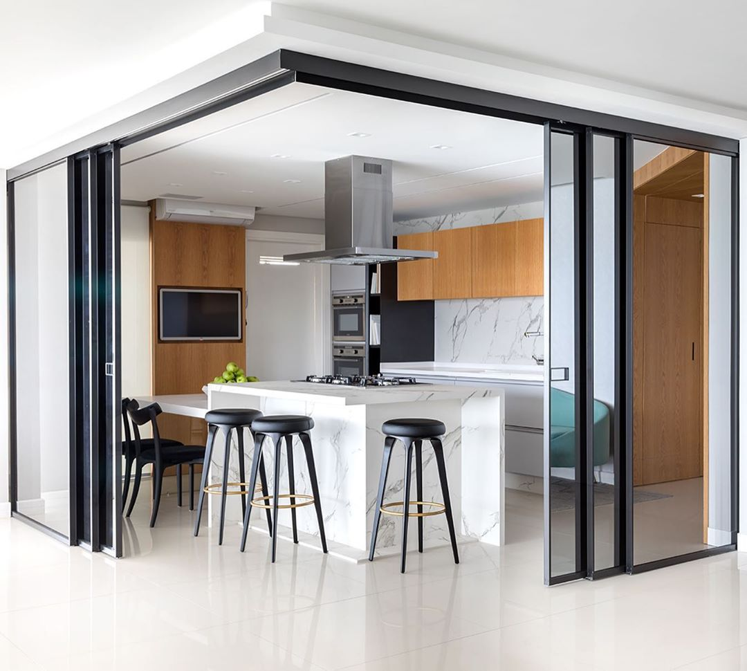 Integrada à Sala com Painéis de Vidro Deslizantes - detalhe