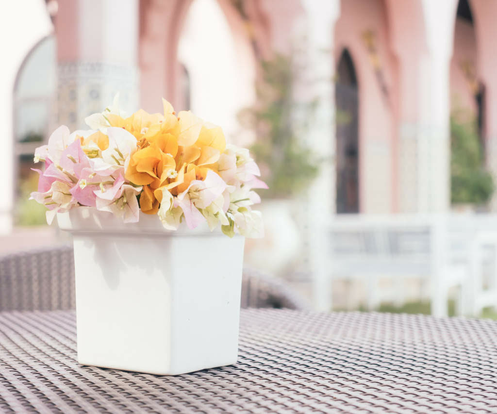 Mesa de Centro com Arranjos Florais Vibrantes - ideia