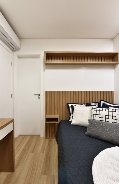 Quarto 2x2 com Nichos Iluminados e Plantas Suspensas - inspiração