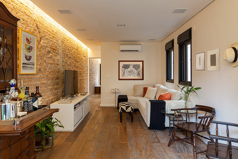 Com Parede de Tijolos à Vista e Iluminação Direcionada - inspiração