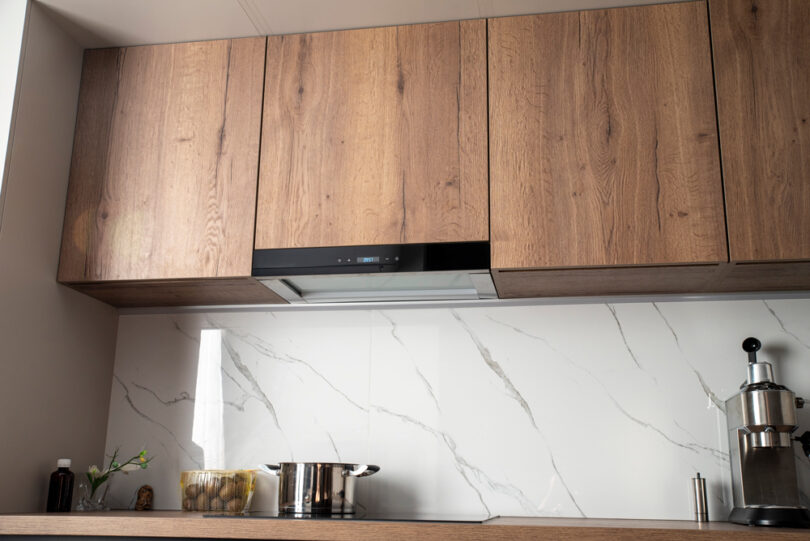 Depurador de Ar Camuflado em Armários Planejados: Elegância e Discrição - ideia