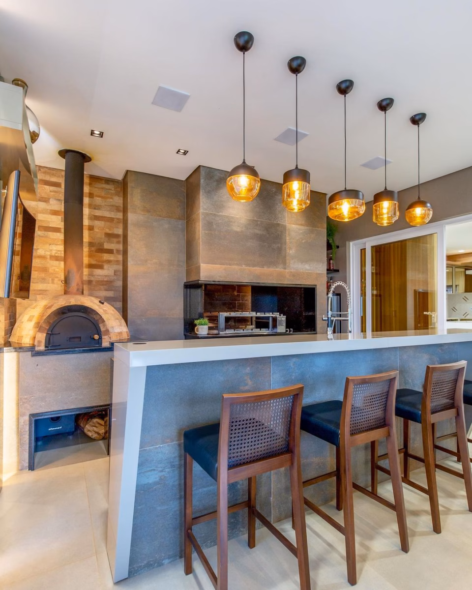 Forno de Pizza Integrado à Churrasqueira em Espaço Gourmet Moderno - inspiração
