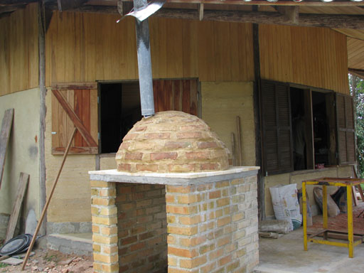 Cantinho Rústico com Forno de Barro e Detalhes em Madeira - inspiração