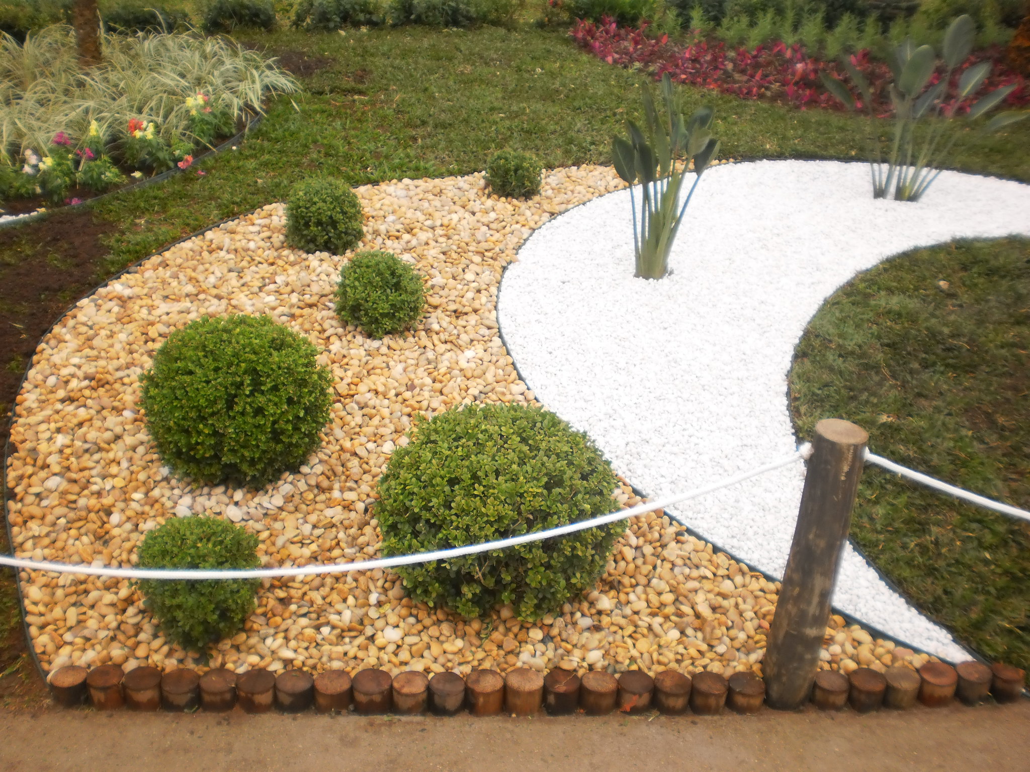 Com Seixos e Espécies Aromáticas: Perfume e Bem-Estar no Seu Jardim - detalhe