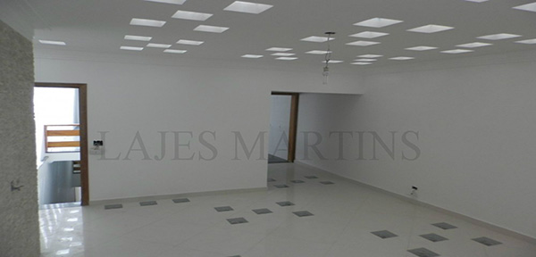 Laje Branca Minimalista com Iluminação Embutida: Elegância e Amplitude! - ideia