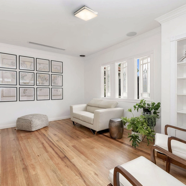 Plafon Espelhado: Reflexos de Glamour e Amplitude para Ambientes Pequenos - detalhe