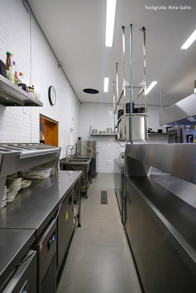 Cozinha Industrial Compacta com Revestimento Cerâmico Vibrante - ideia