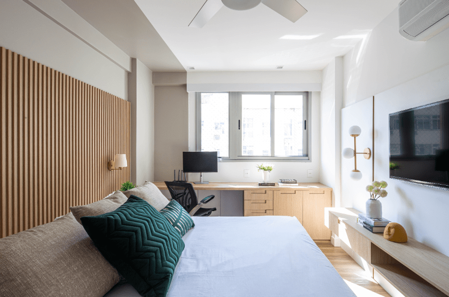Quarto de Casal com Escritório Minimalista: Cores Neutras e Design Funcional - ideia