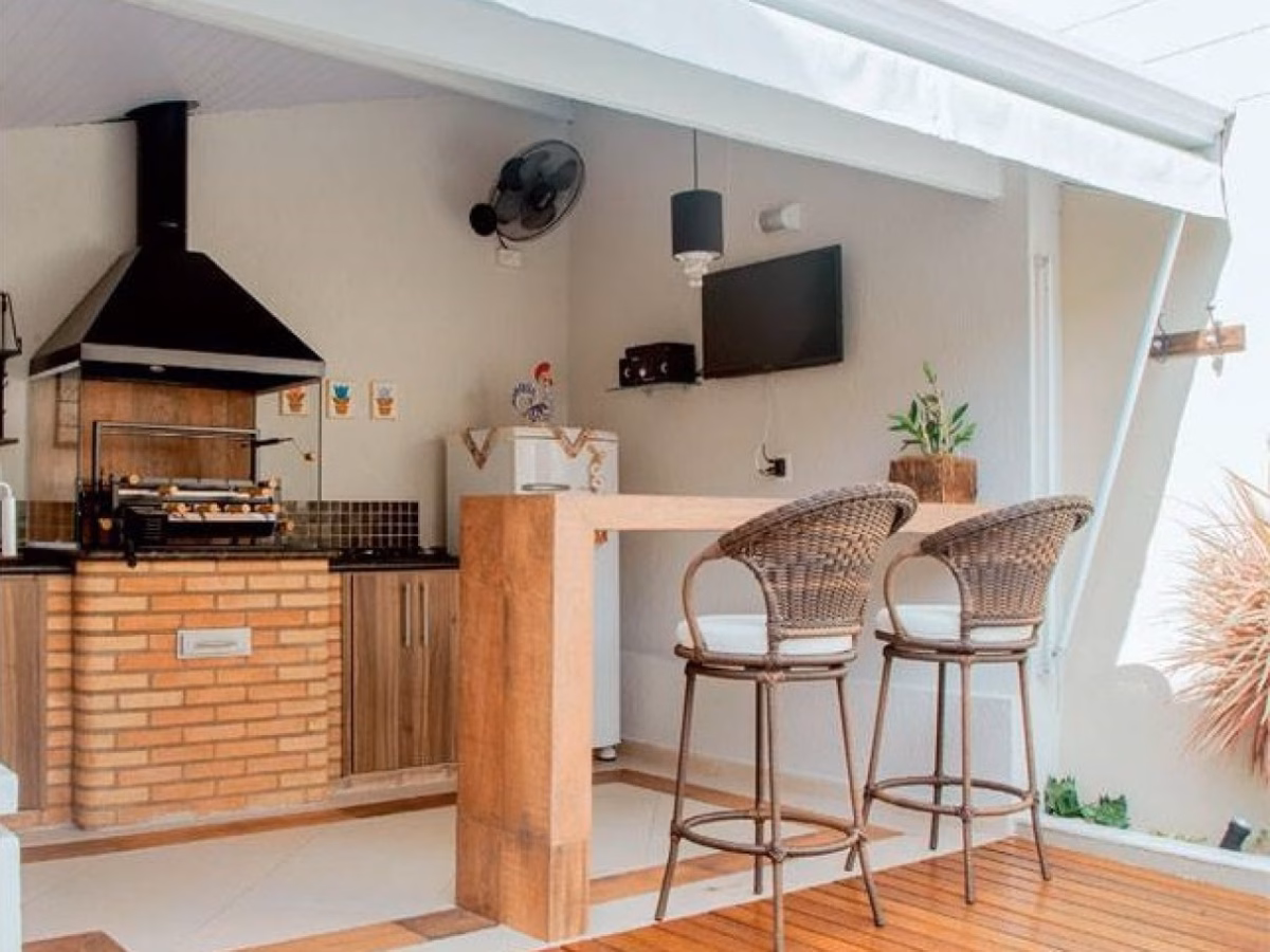 Churrasqueira Rústica Chic: Tijolinho Aparente e Toques de Demolição - ideia