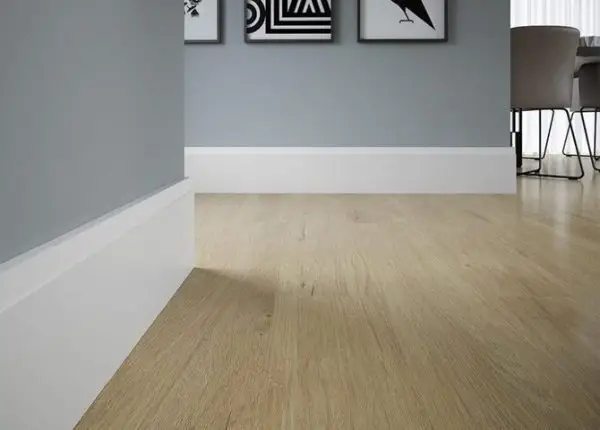 Integração com o Piso: Rodapé de Poliestireno da Mesma Cor do Piso para um Visual Contínuo - detalhe