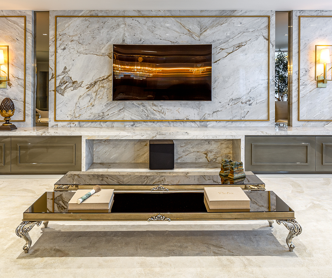 Clássico Repaginado: Dourado e Preto para uma Sala de Estar de Cinema - ideia