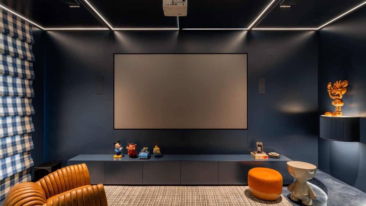 Paredes Escuras e Neon: Clima de Cine Club! - inspiração