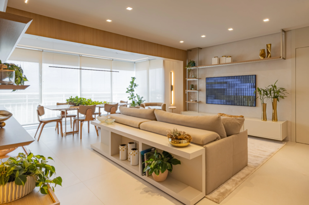 Natureza Indoor: Sala de TV com Plantas Pendentes e Vasos Decorativos - inspiração