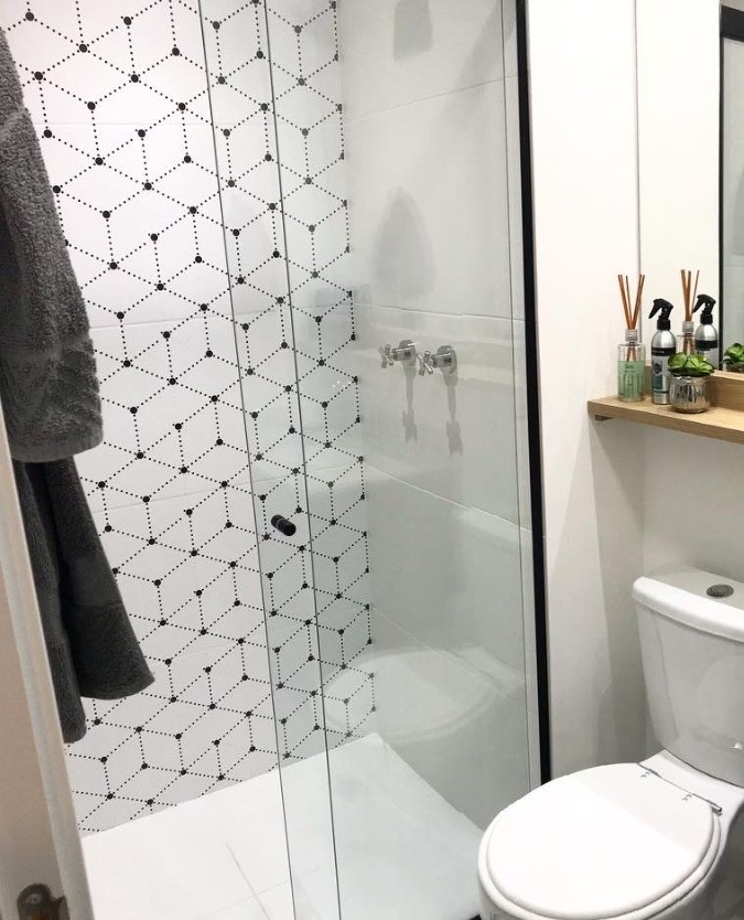 Banheiro Pequeno com Adesivos Geométricos nos Azulejos - inspiração