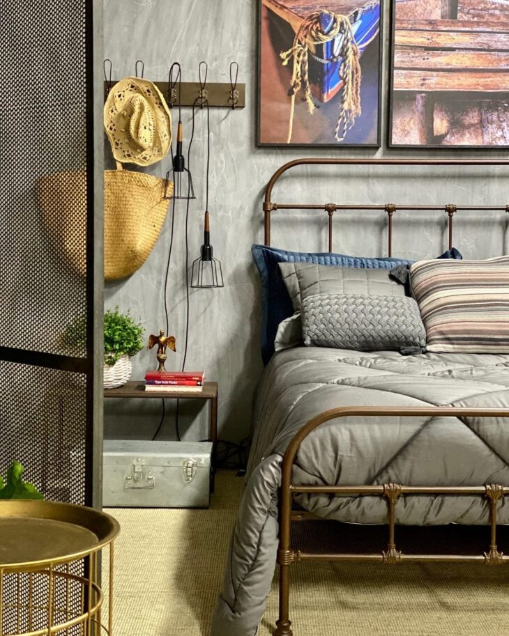 Cabeceira de Ferro Minimalista com Pintura Cobre Envelhecido: Elegância Industrial - inspiração