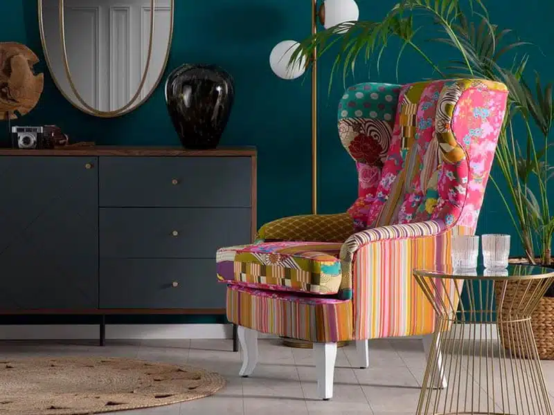 Poltrona Colorida em Tecido Patchwork: Alegria e Originalidade - ideia