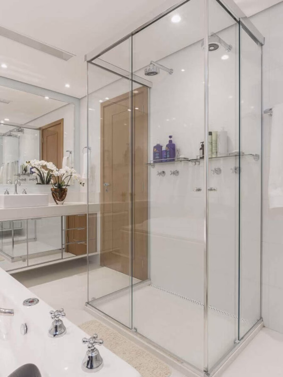 Box Elegante com Iluminação LED: Foco na Limpeza Impecável - inspiração