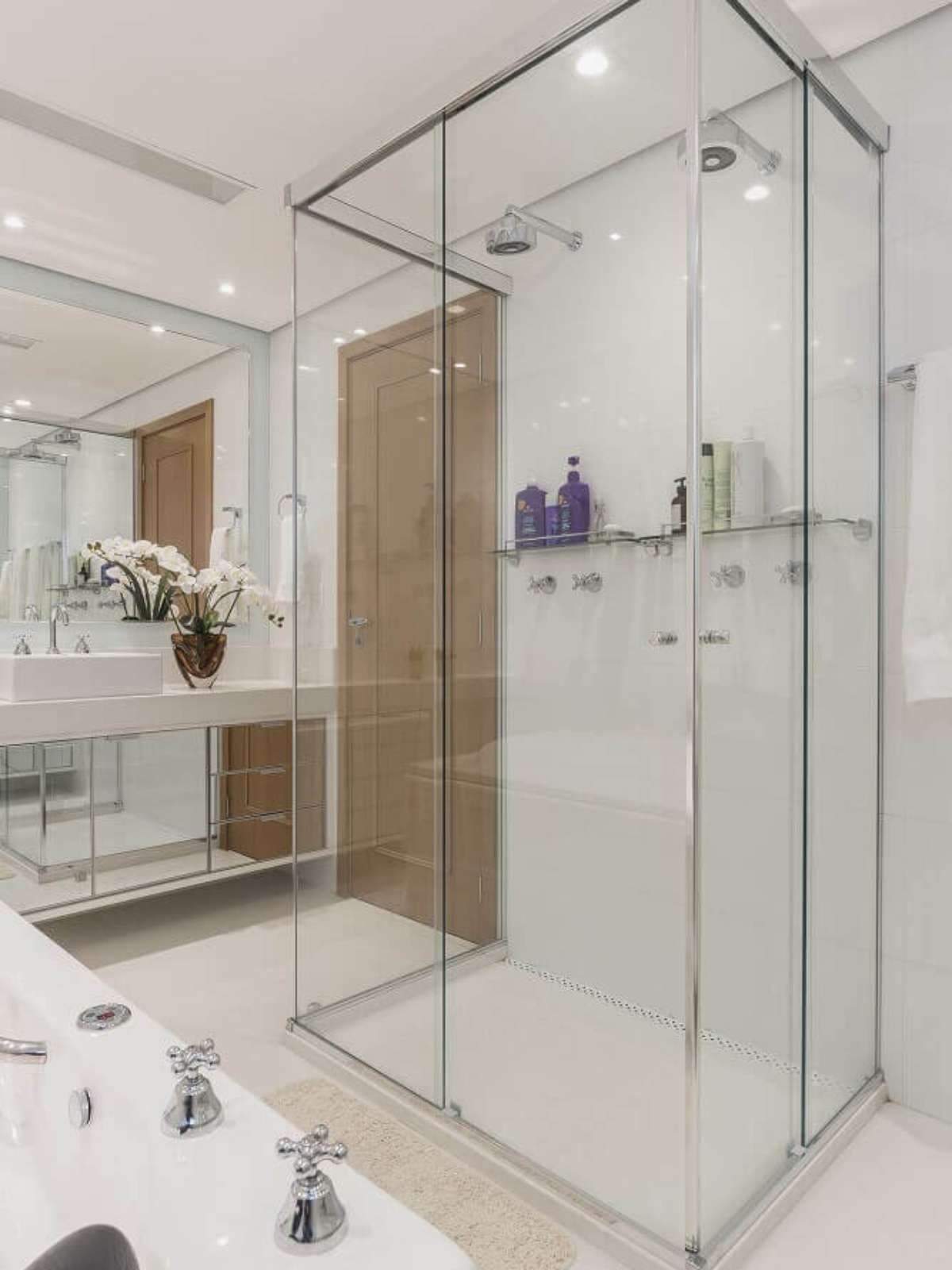 Box Moderno com Acessórios Cromados: Limpeza Facilitada - inspiração