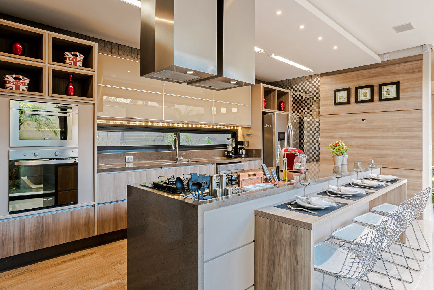 Com Ilha com Revestimento 3D e Mesa de Acrílico: Toque Futurista - inspiração